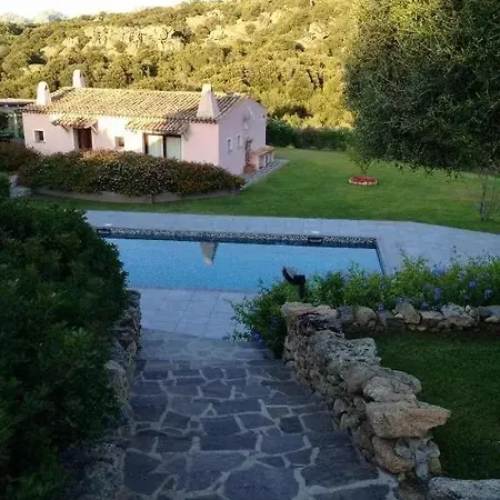 Spartaco Eco Retreat San Pantaleo ゲストハウス 4*